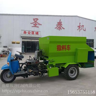 綠色環(huán)保電動(dòng)撒料車(chē) 牛場(chǎng)喂料新利器，省時(shí)省工又環(huán)保